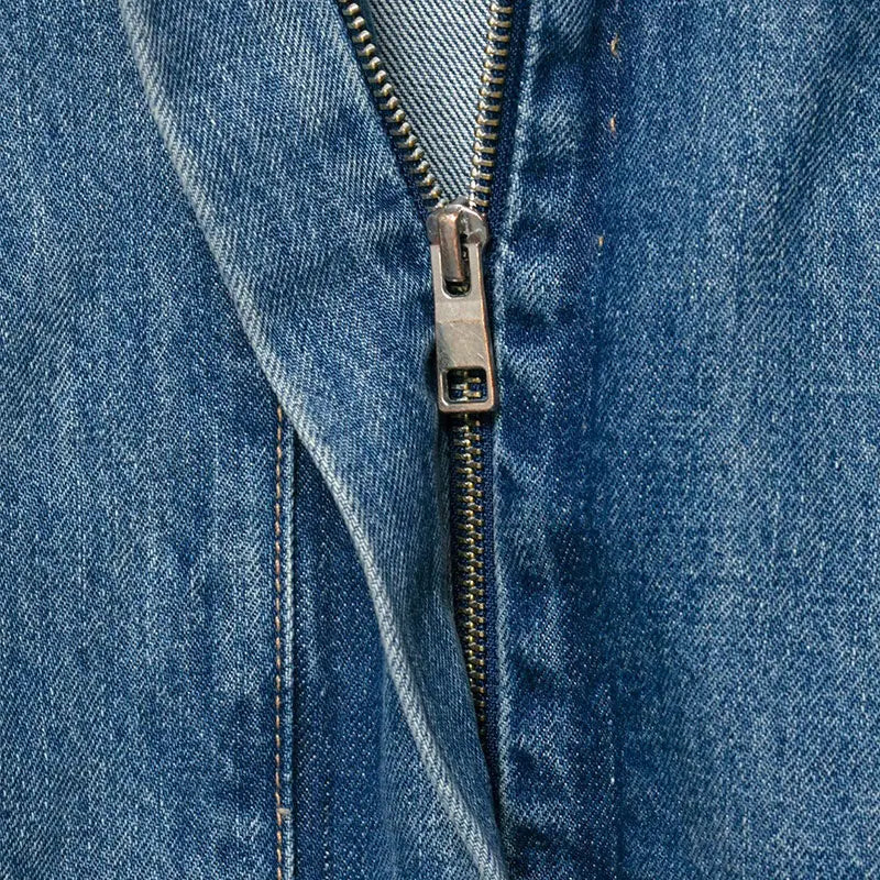 Jaqueta Curta Escultural em Denim com Silhueta Ampla e Fechamento em Zíper
