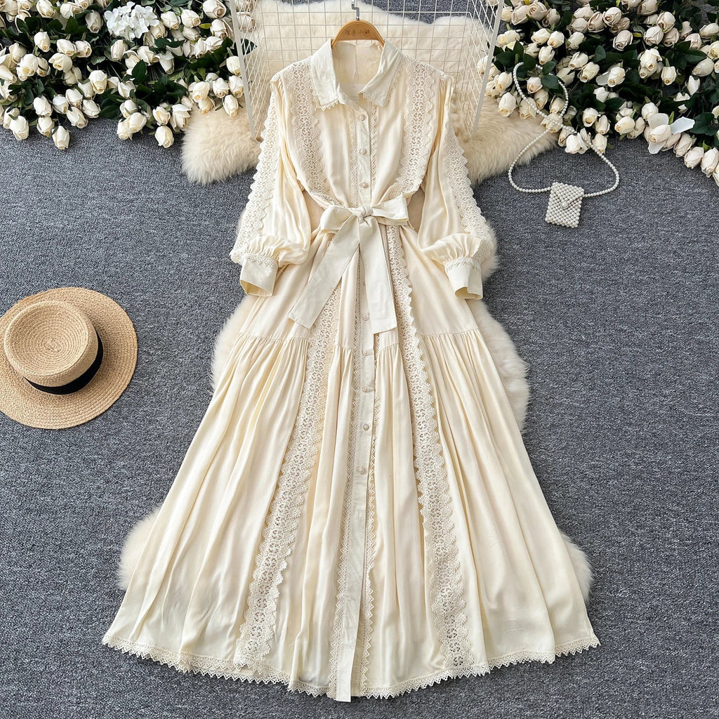 Mariana | Vestido Longo em Renda Patchwork com Botões e Cintura Ajustável