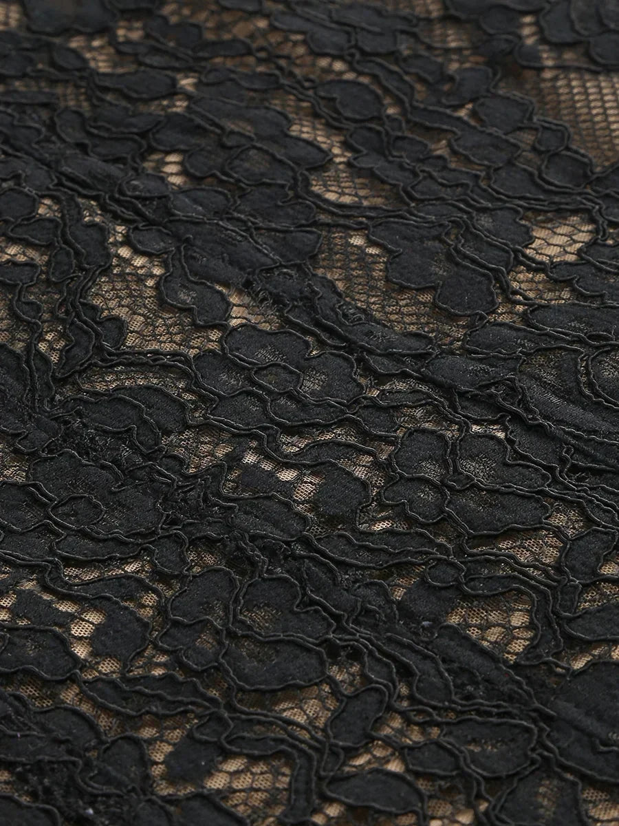 Vestido Longo Escultural com Decote Quadrado e Renda Nobre
