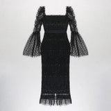 Vestido Longo Preto com Tule Translúcido, Decote Quadrado, Mangas Amplas e Cintura Marcada