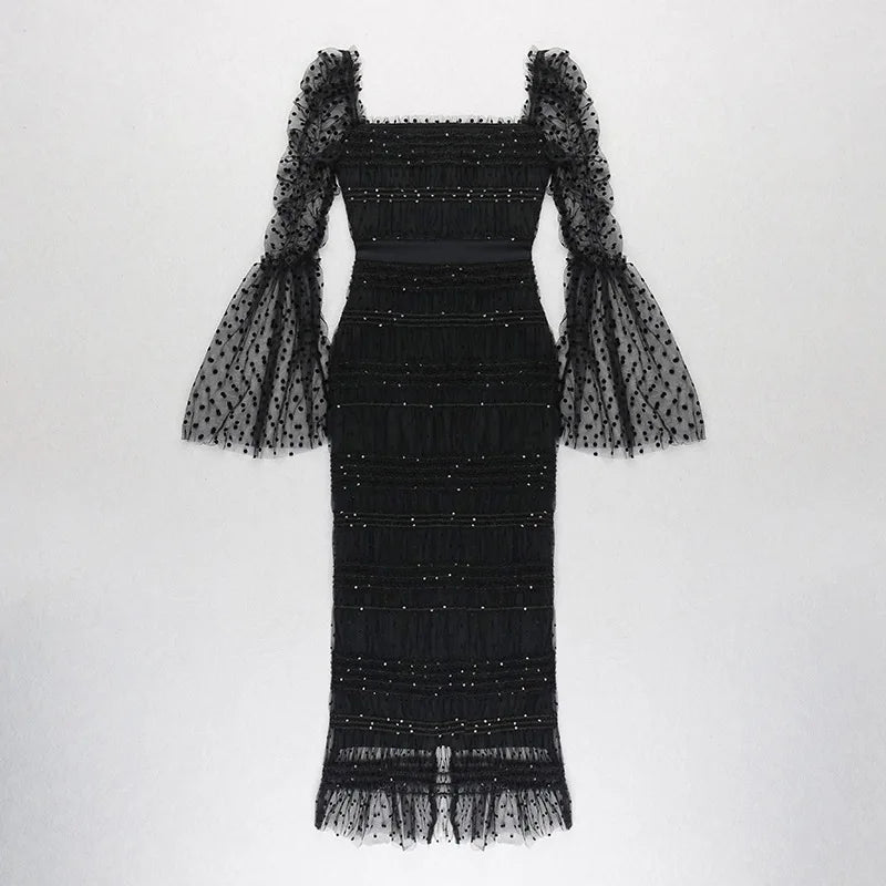 Vestido Longo Preto com Tule Translúcido, Decote Quadrado, Mangas Amplas e Cintura Marcada