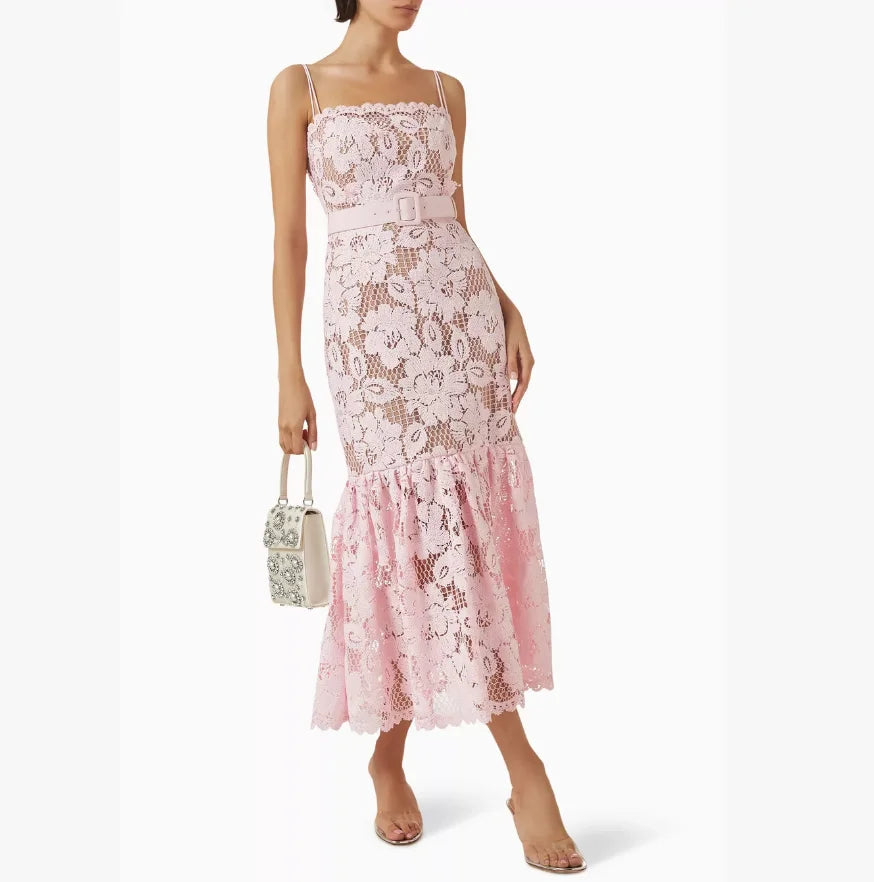 Vestido Longo Sereia em Renda com Recortes Vazados e Alças Delicadas