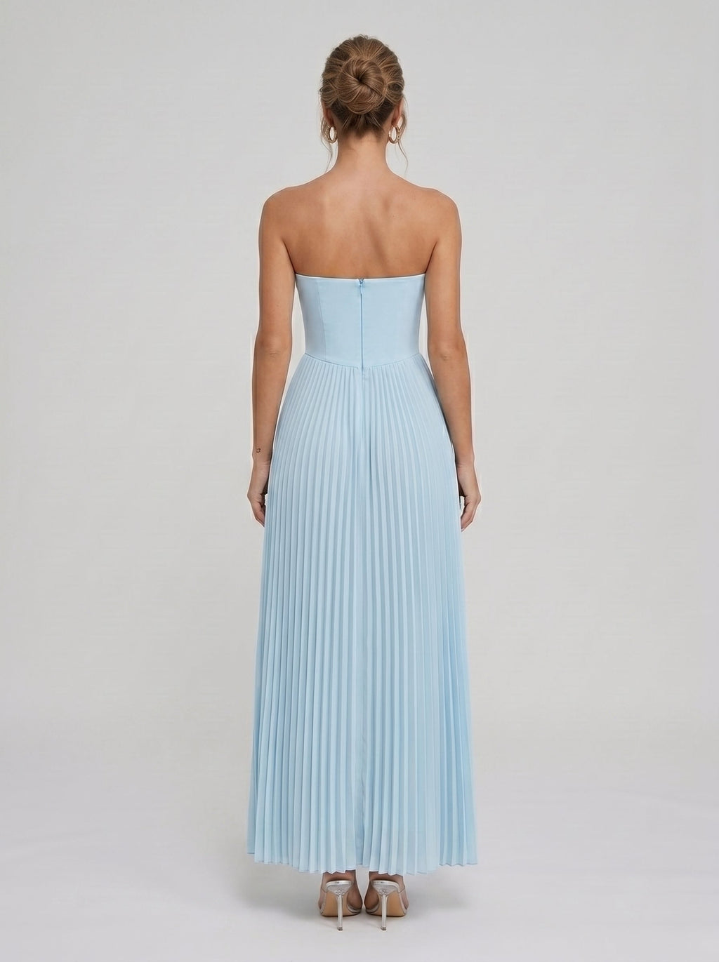 Isadora | Vestido Longo Azul Céu com Corpete Tomara que Caia e Saia Plissada