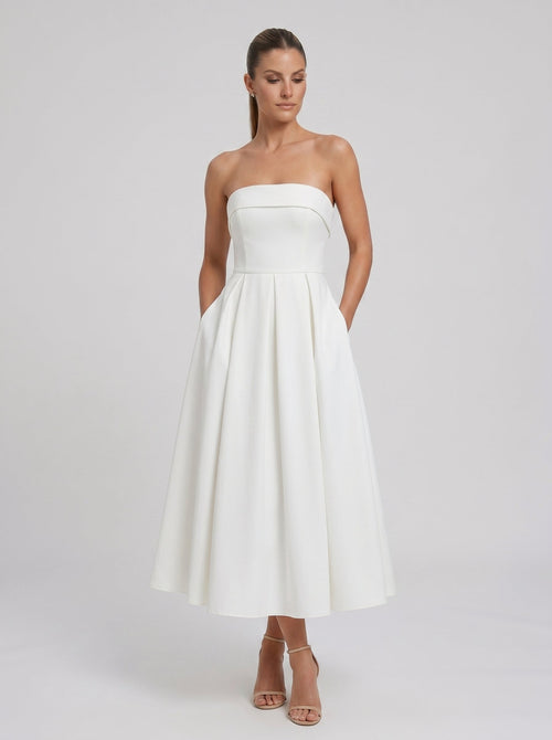 Amélia | Vestido Midi Branco Tomara que Caia com Saia Evasê e Bolsos Discretos