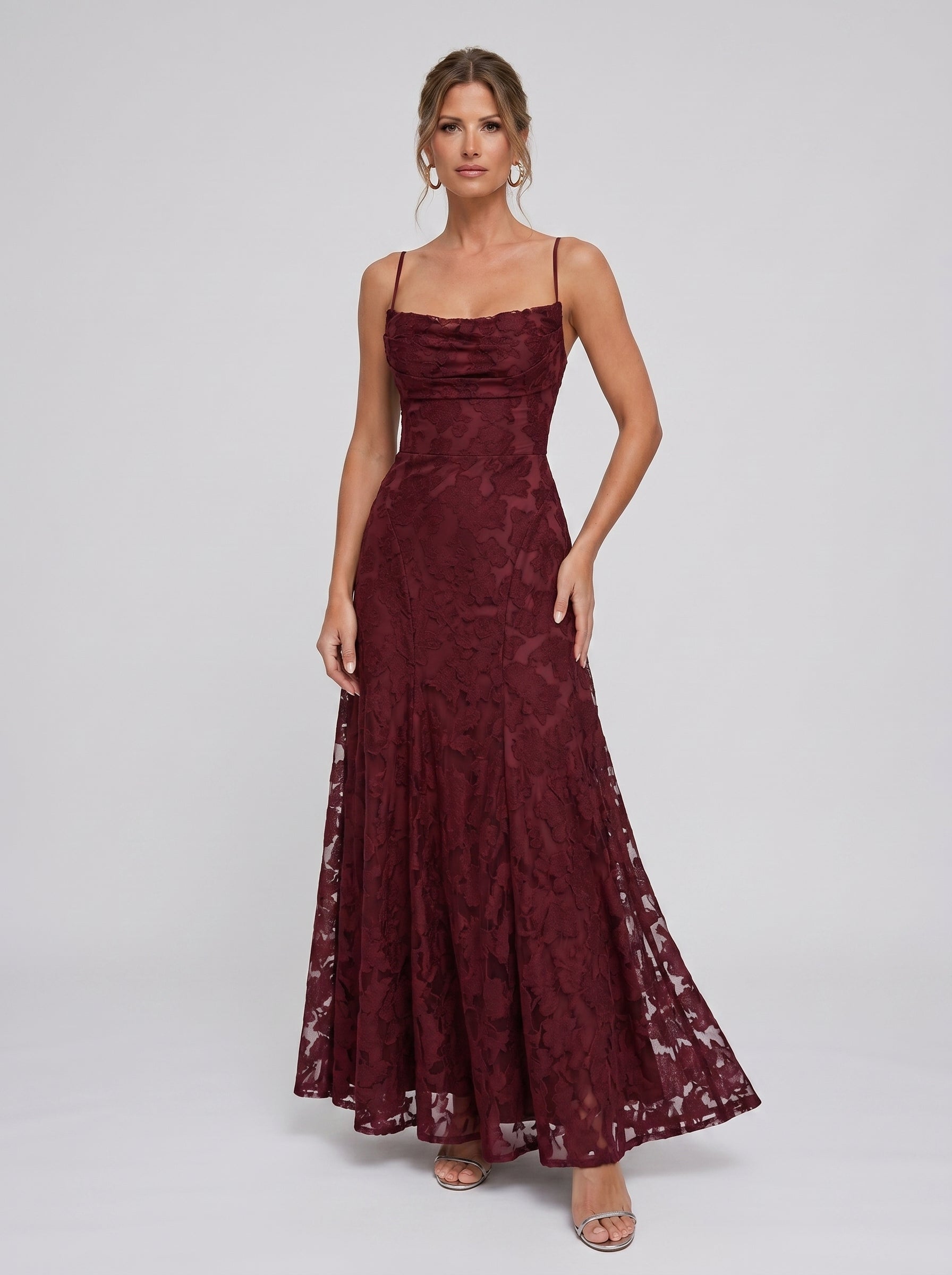 Madalena | Vestido Longo Bordô em Renda com Alças Finas e Corte Evasê
