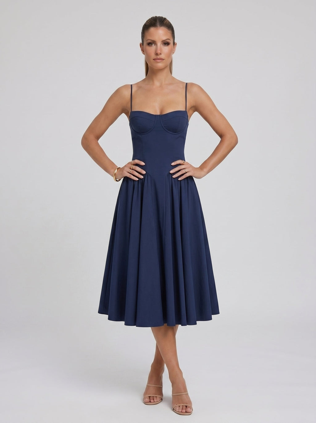 Constança | Vestido Midi Azul Marinho com Alças Finas, Corpete Franzido e Saia Evasê Volumosa