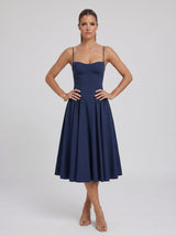 Constança | Vestido Midi Azul Marinho com Alças Finas, Corpete Franzido e Saia Evasê Volumosa