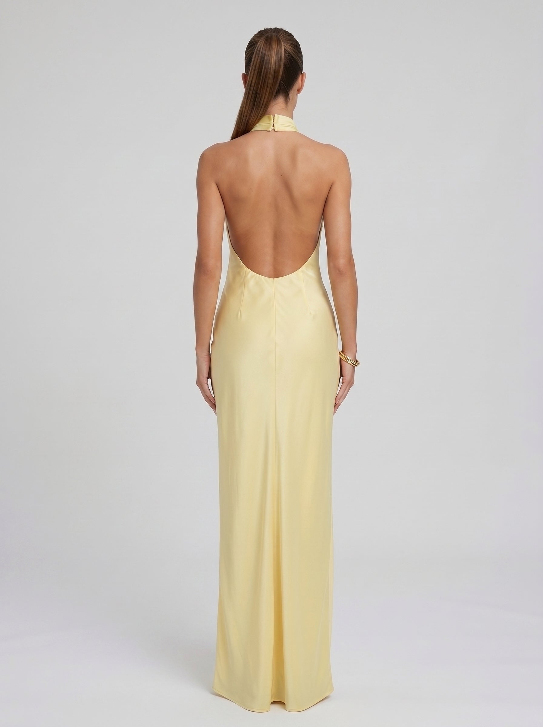 Joana | Vestido Longo Amarelo Pastel com Gola Halter e Silhueta Slim