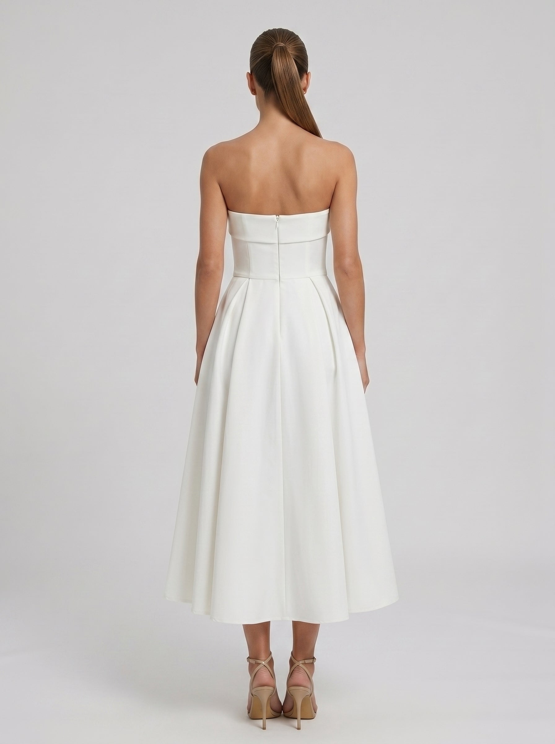 Amélia | Vestido Midi Branco Tomara que Caia com Saia Evasê e Bolsos Discretos