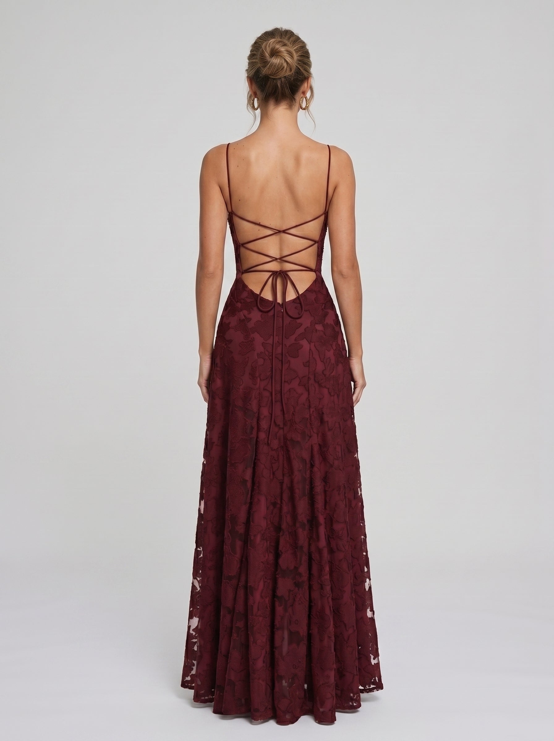 Madalena | Vestido Longo Bordô em Renda com Alças Finas e Corte Evasê