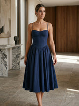 Constança | Vestido Midi Azul Marinho com Alças Finas, Corpete Franzido e Saia Evasê Volumosa