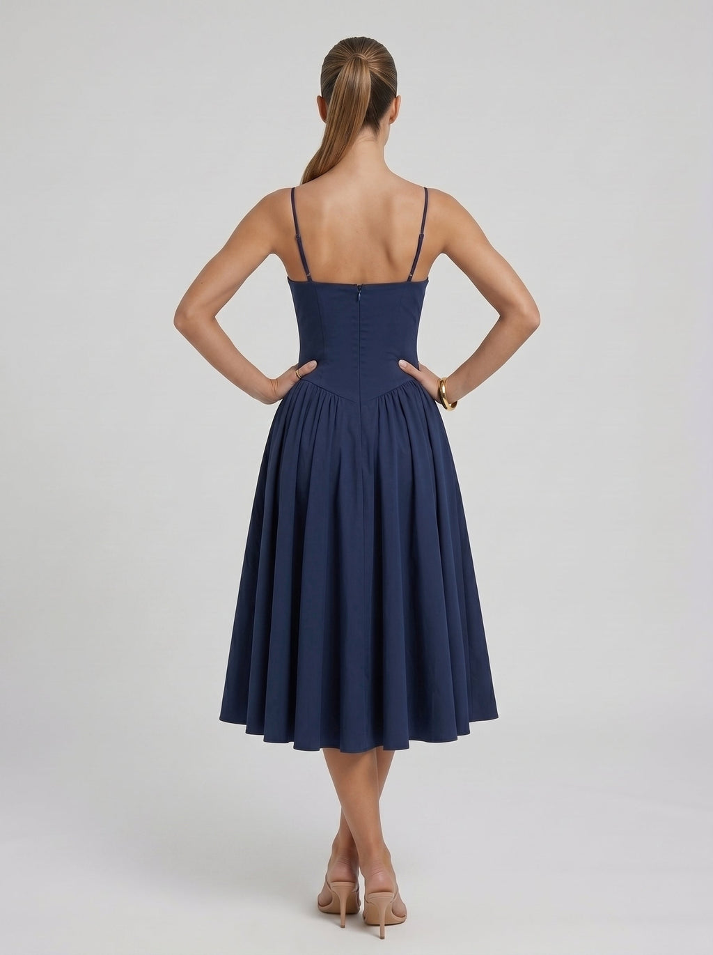 Constança | Vestido Midi Azul Marinho com Alças Finas, Corpete Franzido e Saia Evasê Volumosa