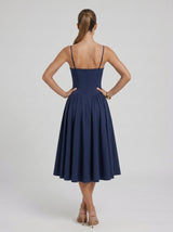 Constança | Vestido Midi Azul Marinho com Alças Finas, Corpete Franzido e Saia Evasê Volumosa