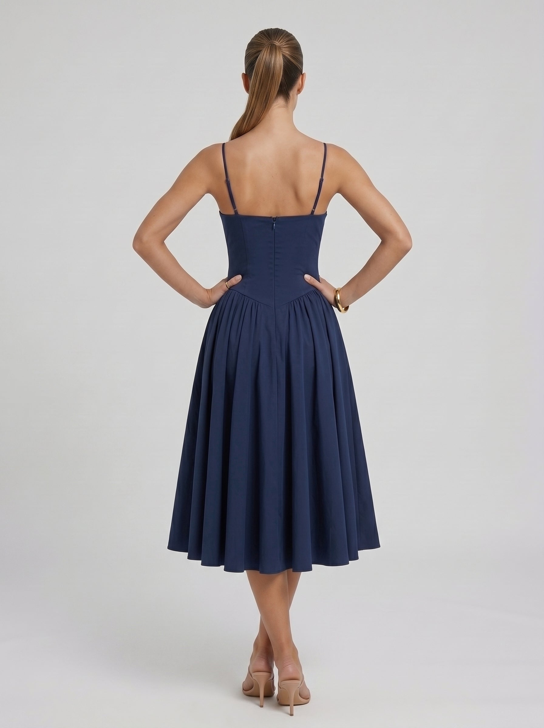 Constança | Vestido Midi Azul Marinho com Alças Finas, Corpete Franzido e Saia Evasê Volumosa