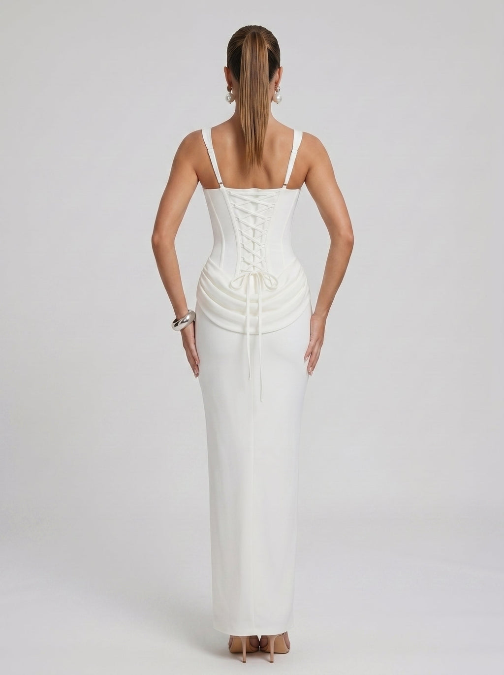 Vera | Vestido Longo Branco com Alças Largas e Silhueta Slim de Alta Costura