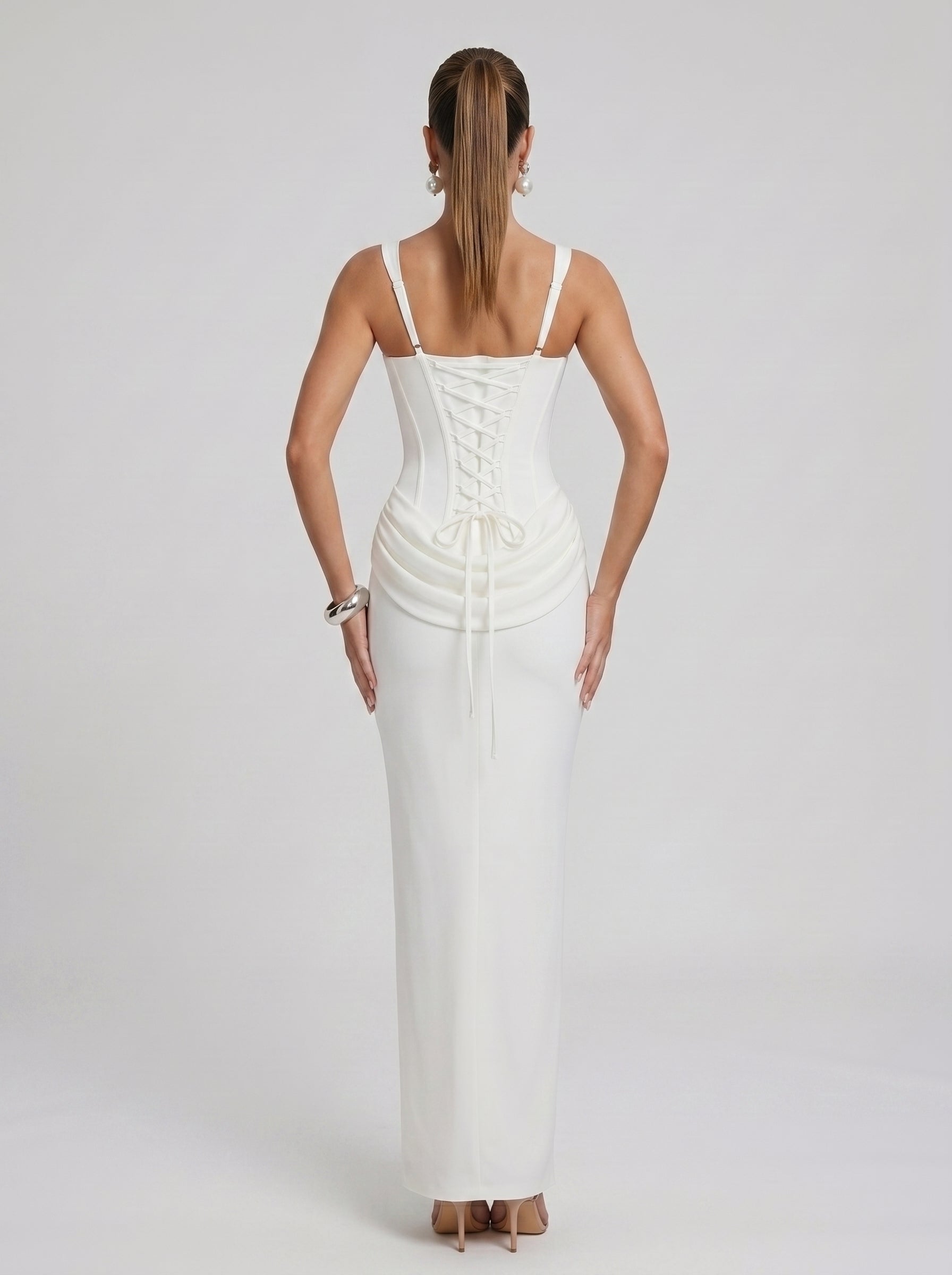 Vera | Vestido Longo Branco com Alças Largas e Silhueta Slim de Alta Costura