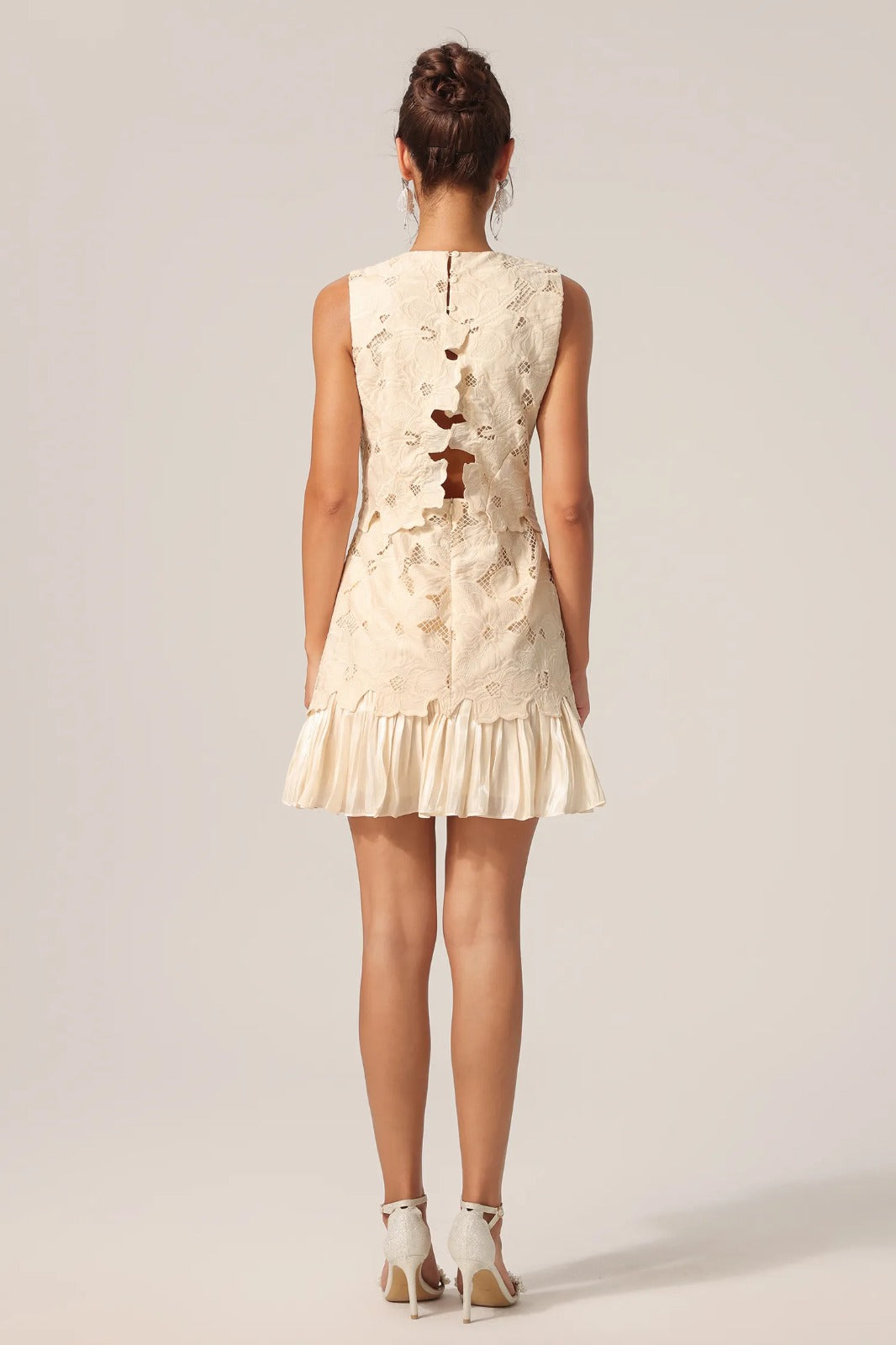 Vestido de Renda Leve com Design Clássico e Elegância Natural
