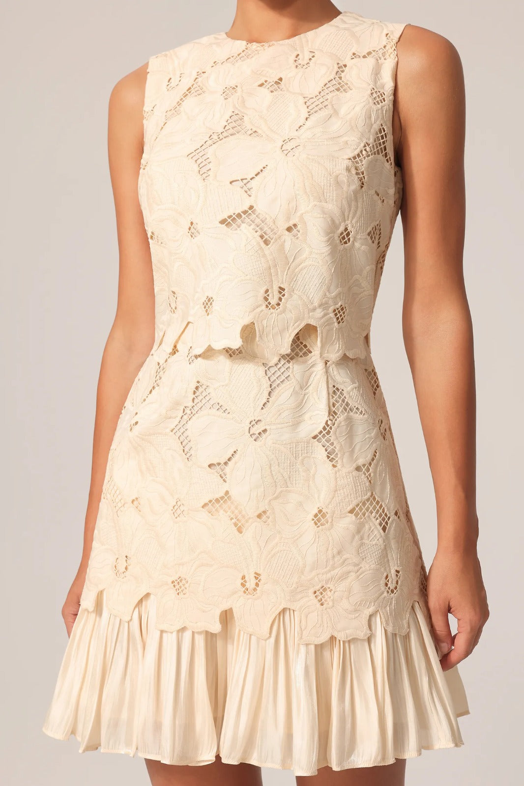 Vestido de Renda Leve com Design Clássico e Elegância Natural