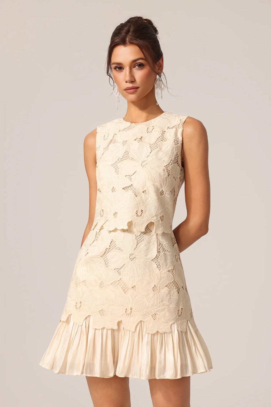 Vestido de Renda Leve com Design Clássico e Elegância Natural