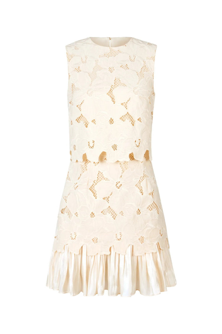 Vestido de Renda Leve com Design Clássico e Elegância Natural