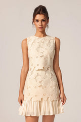 Vestido de Renda Leve com Design Clássico e Elegância Natural