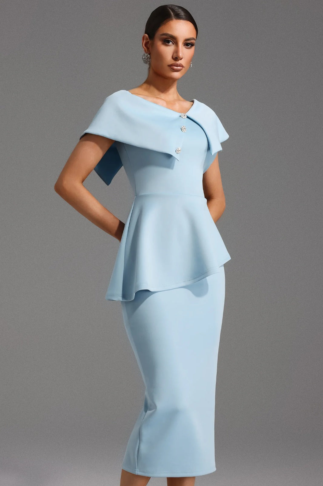 Vestido Midi Elegante de Cintura Alta com Gola Assimétrica e Design Escultural