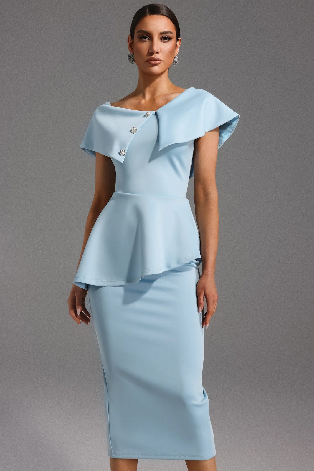 Vestido Midi Elegante de Cintura Alta com Gola Assimétrica e Design Escultural
