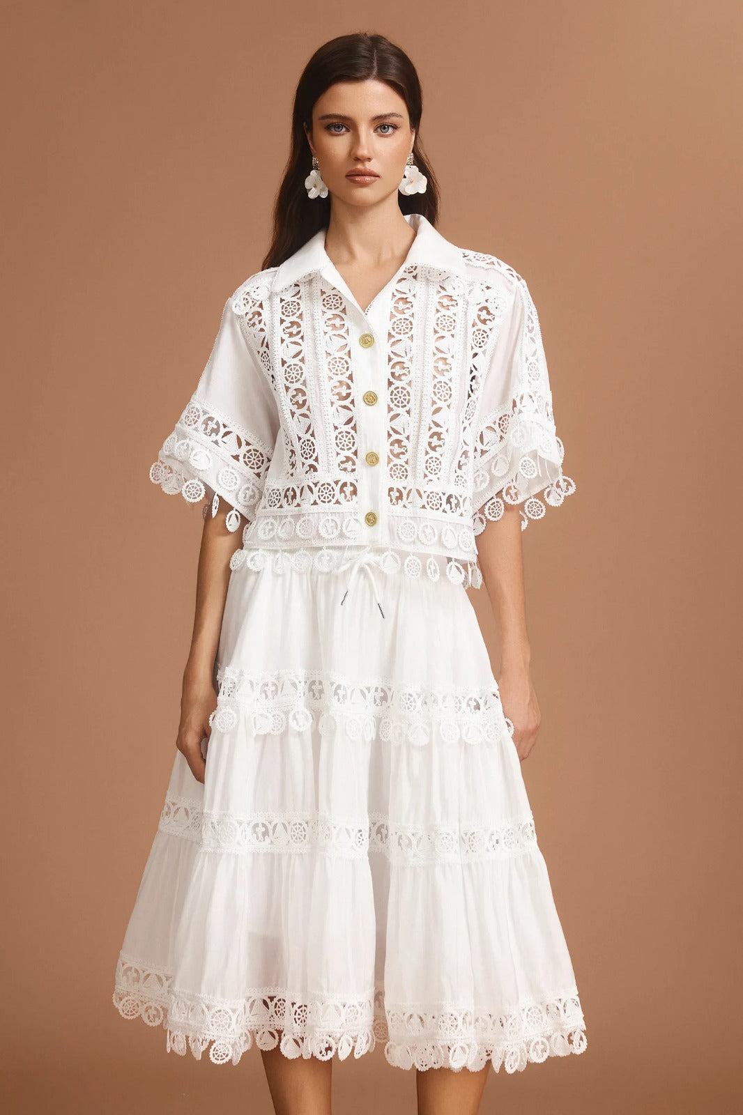 Conjunto Vintage em Renda Bordada com Camisa de Lapela e Saia Elegante – Sofisticação Atemporal