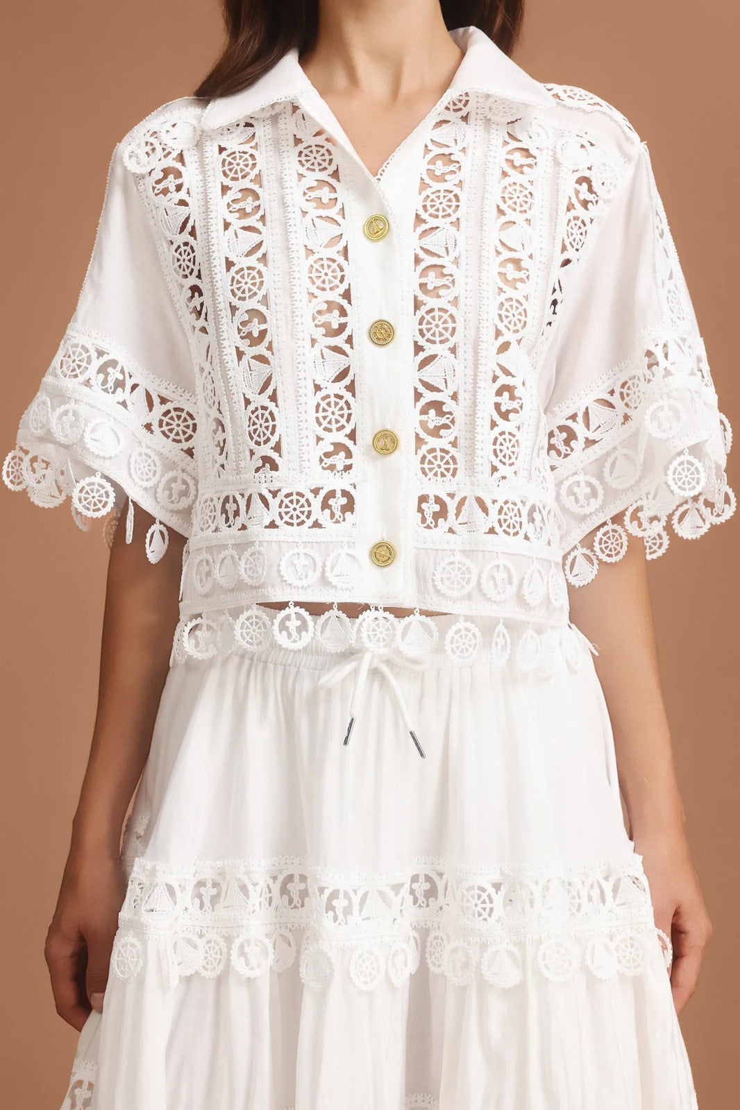 Conjunto Vintage em Renda Bordada com Camisa de Lapela e Saia Elegante – Sofisticação Atemporal