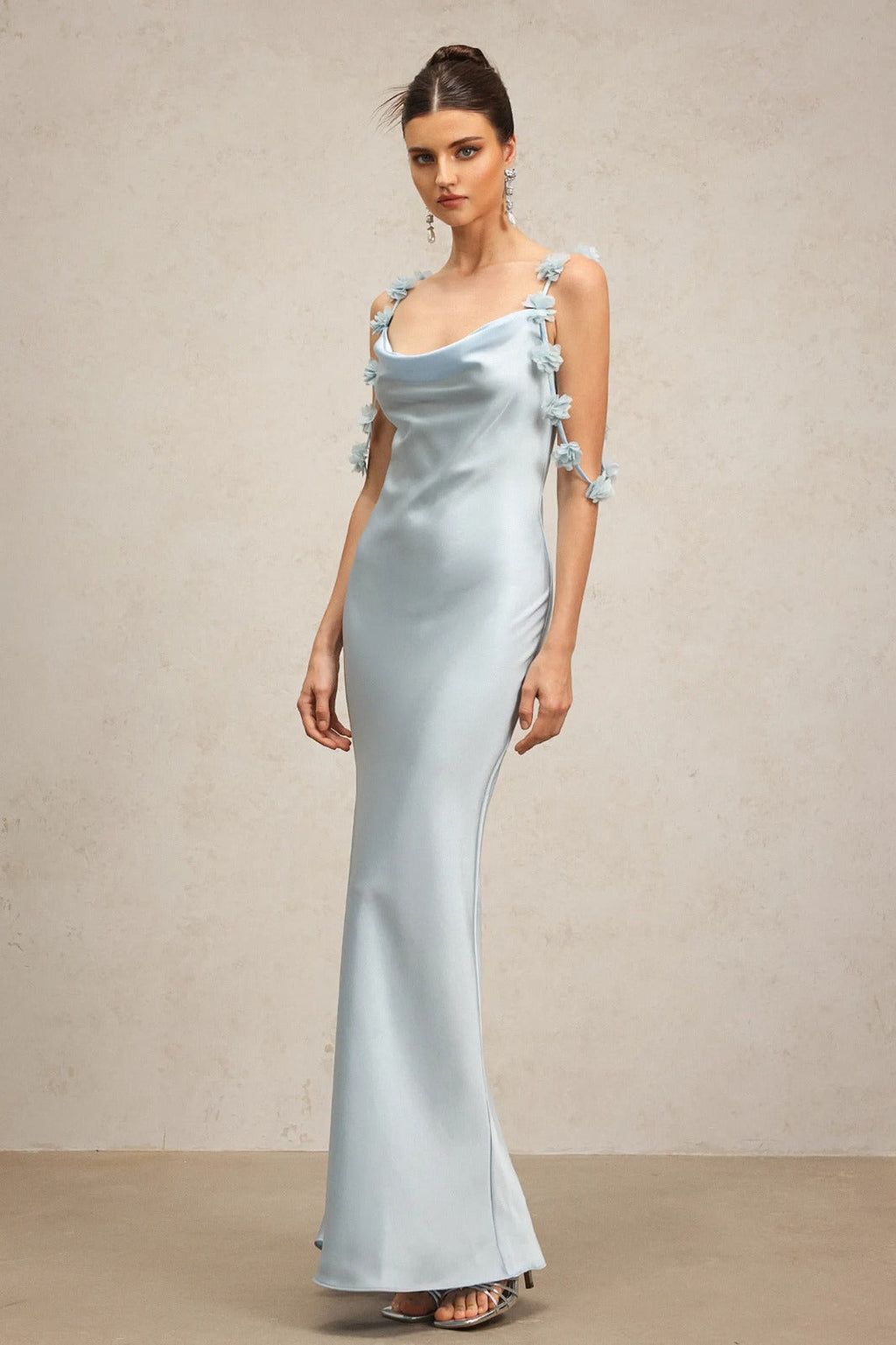 Vestido Longo Azul em Seda com Alças Florais e Cintura Alta Estruturada