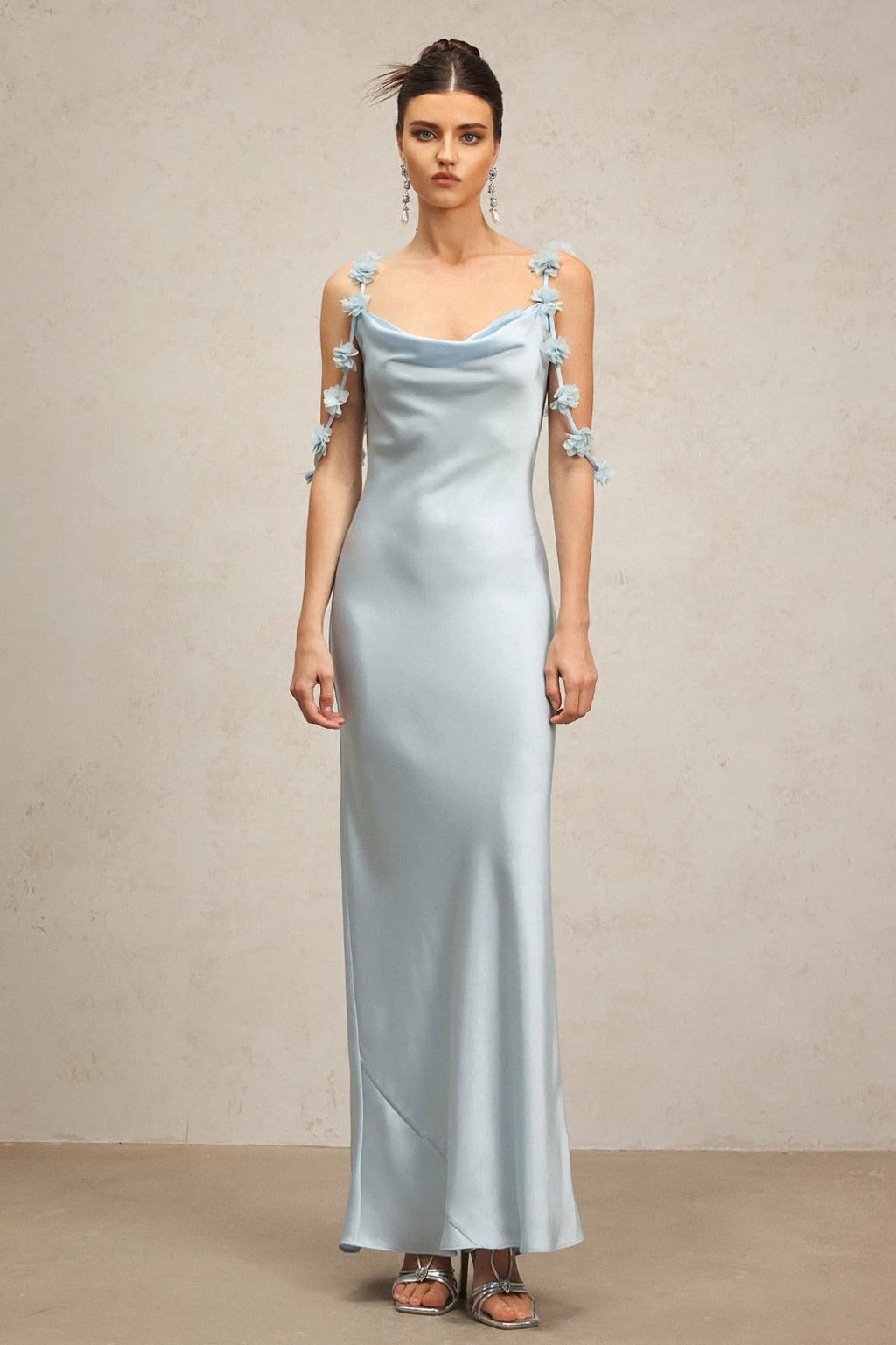 Vestido Longo Azul em Seda com Alças Florais e Cintura Alta Estruturada