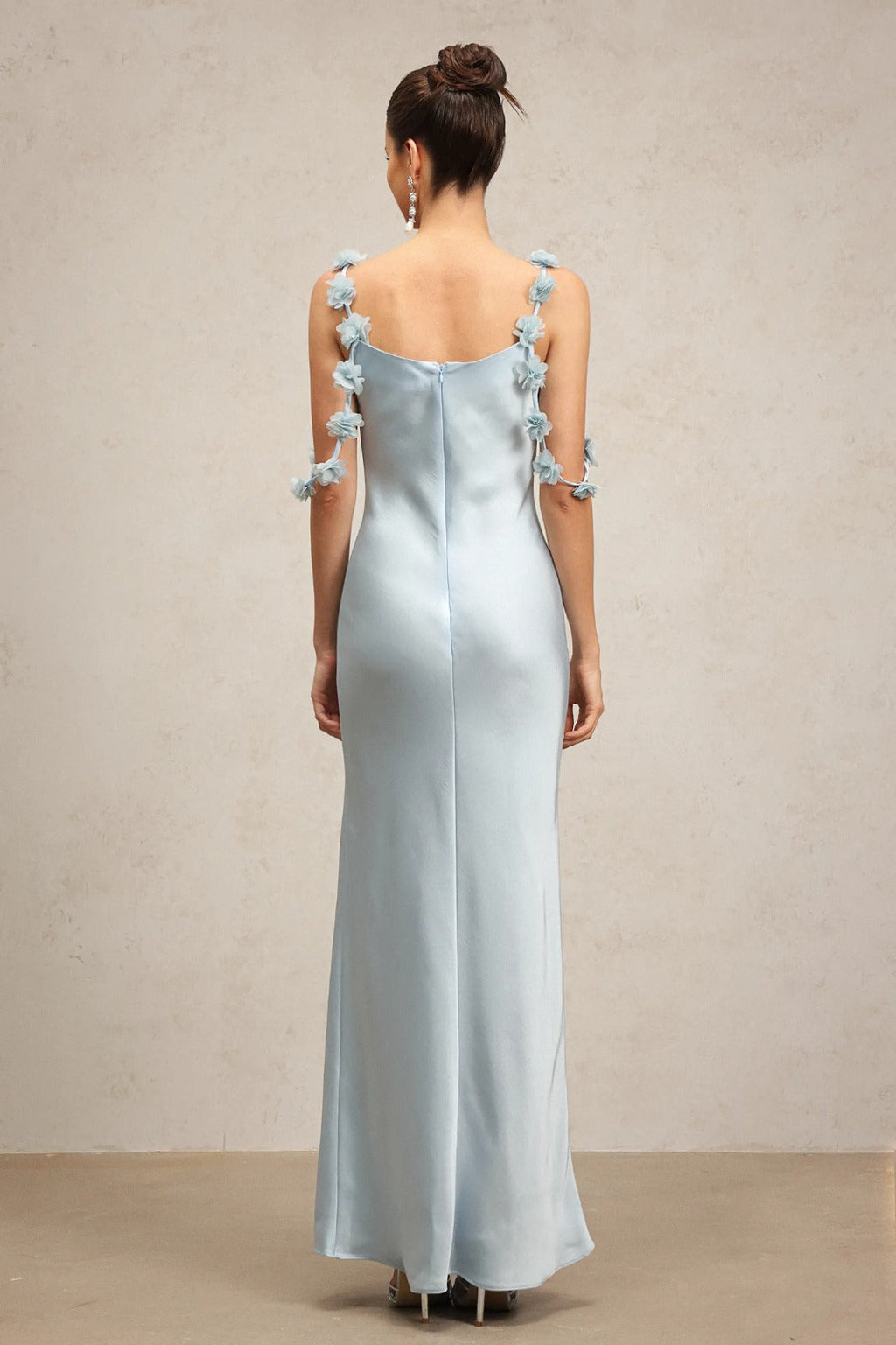 Vestido Longo Azul em Seda com Alças Florais e Cintura Alta Estruturada