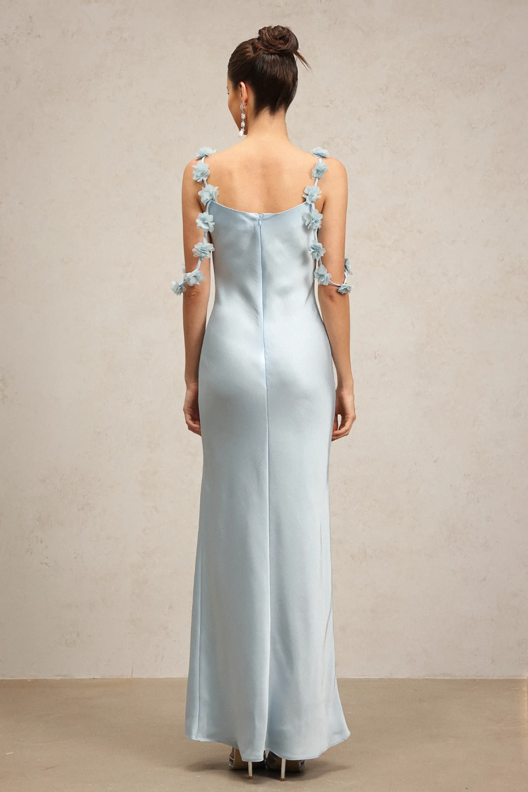 Vestido Longo Azul em Seda com Alças Florais e Cintura Alta Estruturada