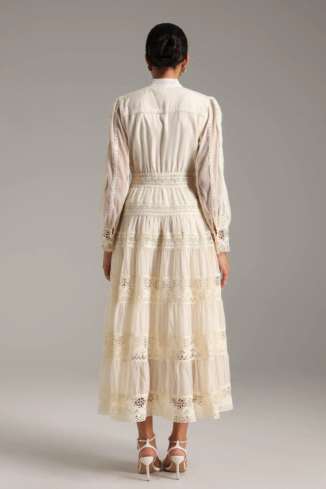 Vestido Midi em Renda com Mangas Longas e Saia em Linha A de Elegância Atemporal