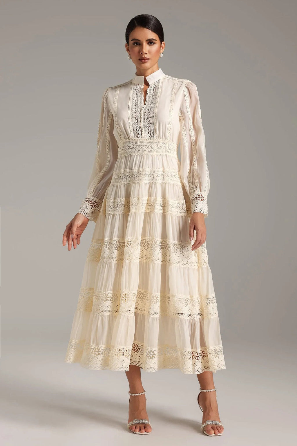 Vestido Midi em Renda com Mangas Longas e Saia em Linha A de Elegância Atemporal