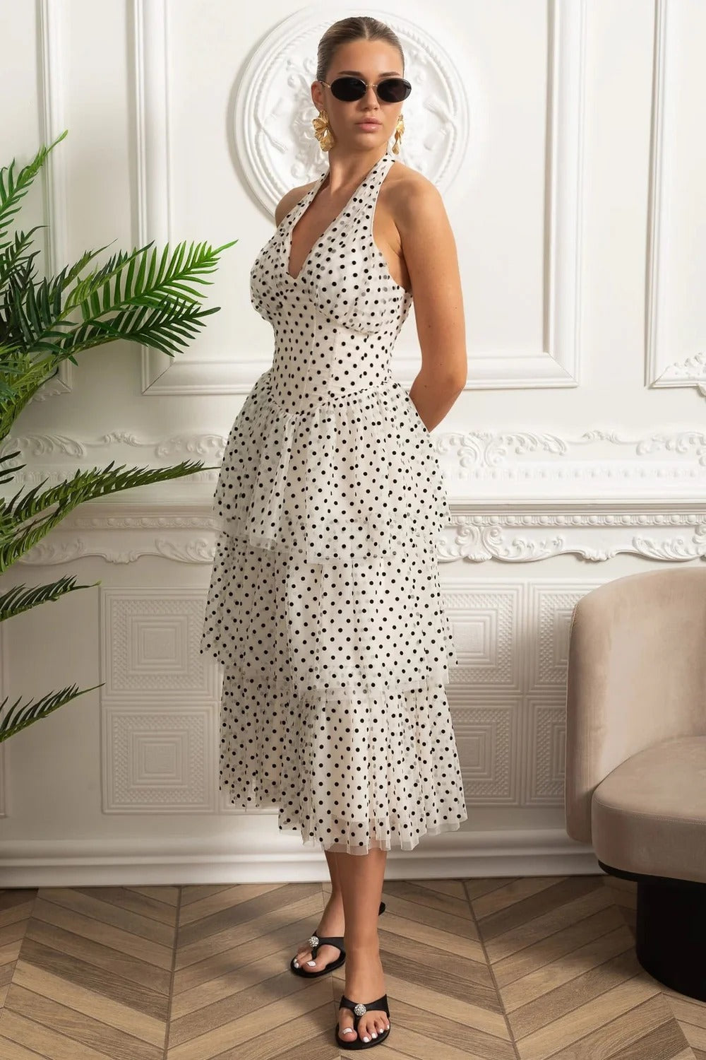 Vestido Midi com Recortes Artísticos e Renda Delicada em Poás
