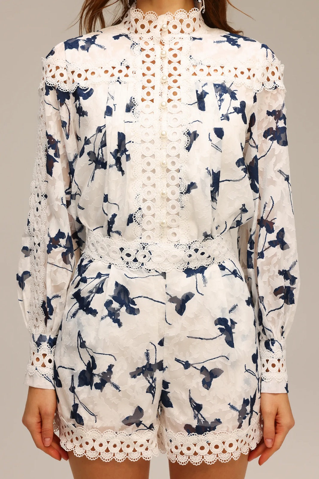 Conjunto de Alta Costura com Renda Vazados Artísticos e Detalhes Bordados à Mão – Elegância Atemporal em Duas Peças
