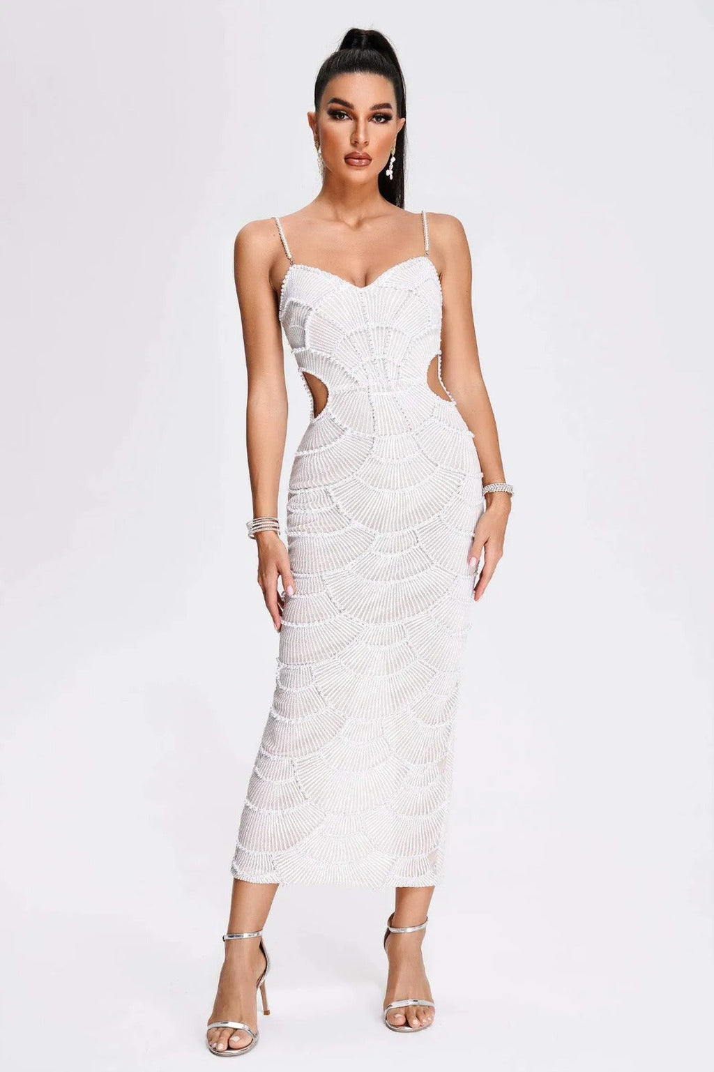 Vestido Halter com Bordado à Mão em Pedrarias e Recortes Sensuais – Elegância Escultural para Ocasiões Especiais