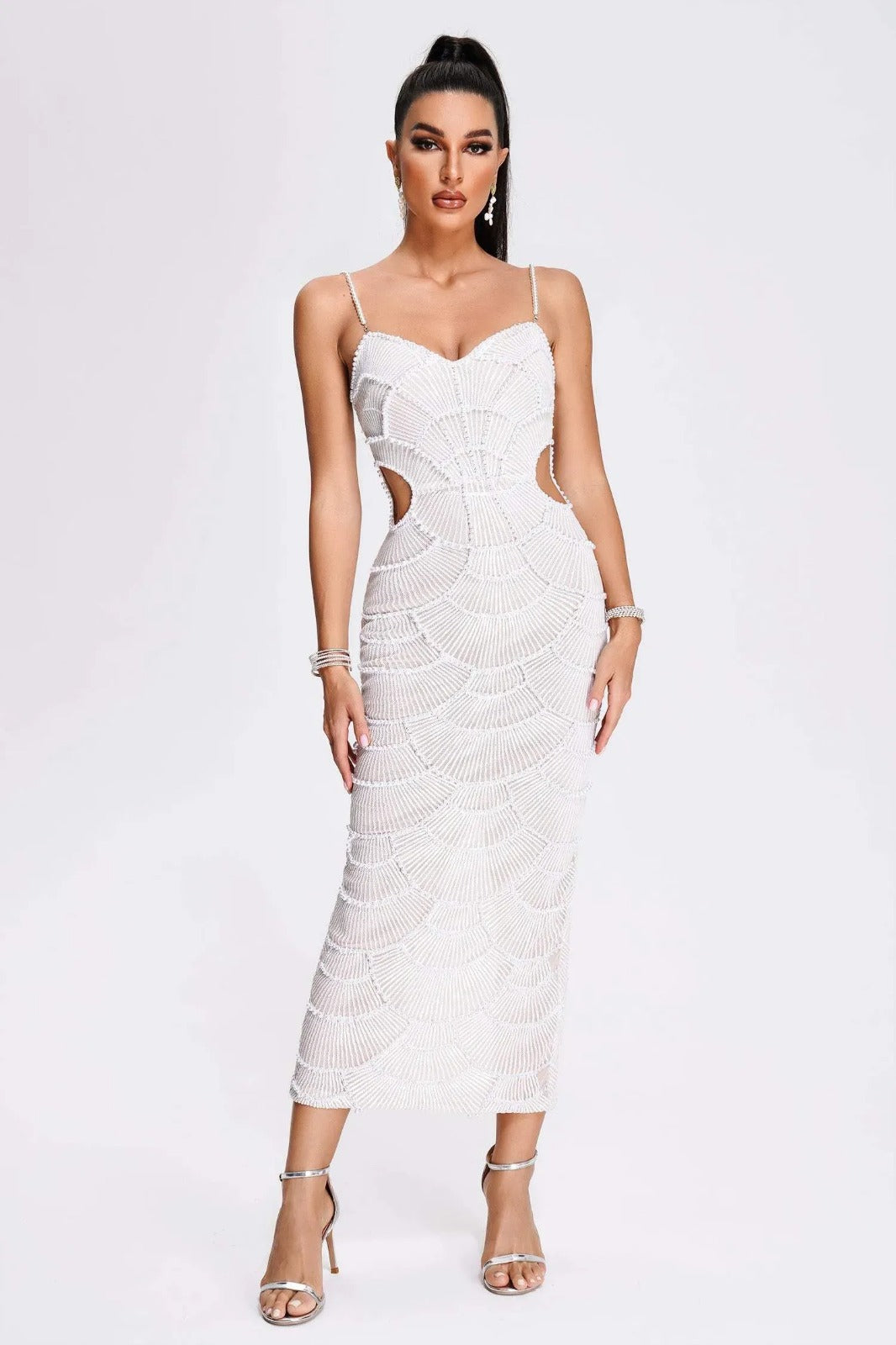Vestido Halter com Bordado à Mão em Pedrarias e Recortes Sensuais – Elegância Escultural para Ocasiões Especiais