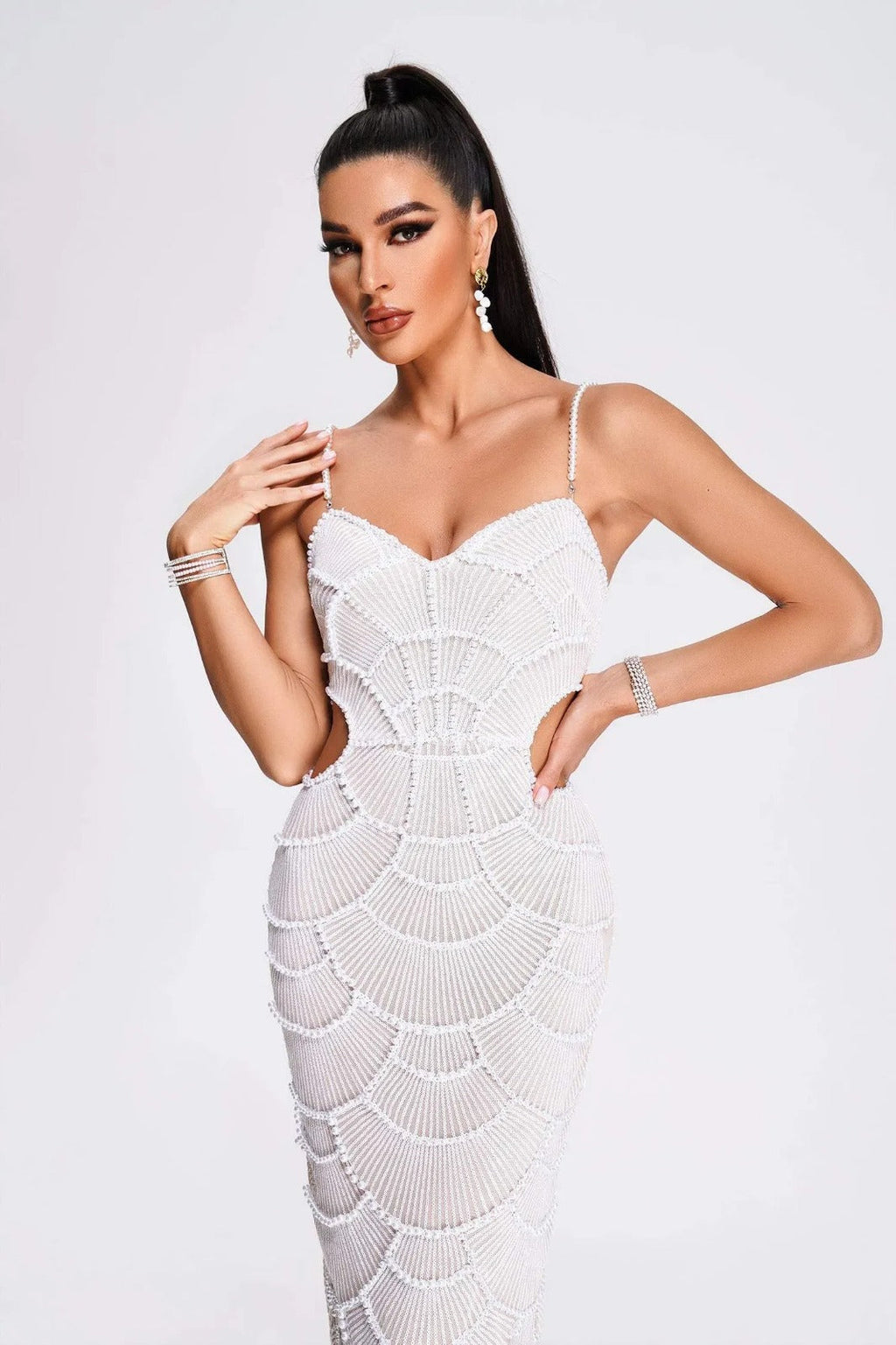 Vestido Halter com Bordado à Mão em Pedrarias e Recortes Sensuais – Elegância Escultural para Ocasiões Especiais