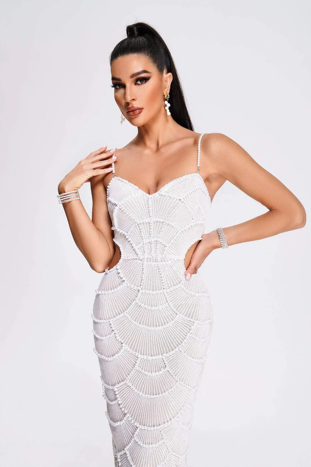 Vestido Halter com Bordado à Mão em Pedrarias e Recortes Sensuais – Elegância Escultural para Ocasiões Especiais