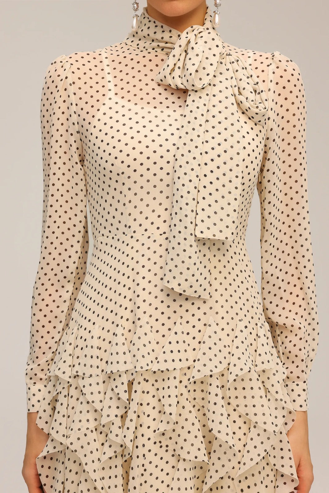 Vestido Longo em Cmadas com Poás, Laço Borboleta no Decote e Saia Sereia de Caimento Escultural