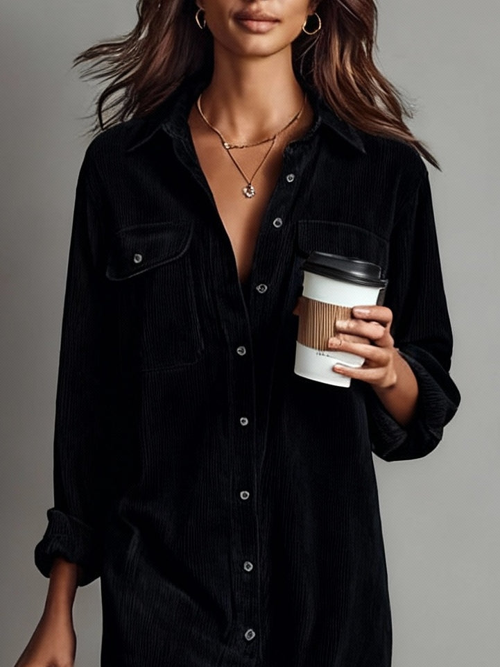 Vestido Midi Solto de Veludo Cotelê com Dois Bolsos no Peito e Botões Simples