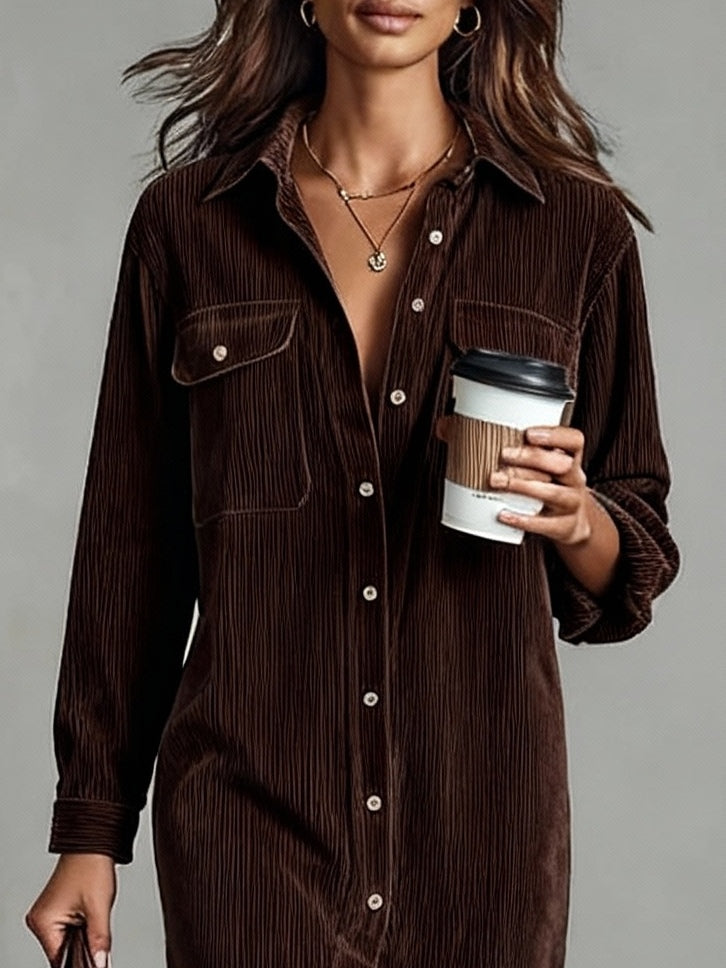 Vestido Midi Solto de Veludo Cotelê com Dois Bolsos no Peito e Botões Simples