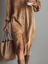 Vestido Midi Solto de Veludo Cotelê com Dois Bolsos no Peito e Botões Simples