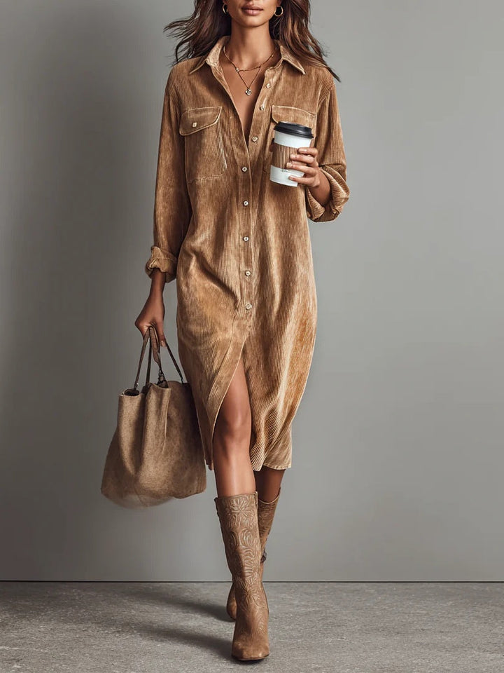 Vestido Midi Solto de Veludo Cotelê com Dois Bolsos no Peito e Botões Simples