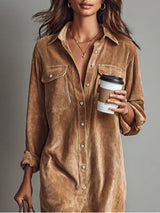 Vestido Midi Solto de Veludo Cotelê com Dois Bolsos no Peito e Botões Simples