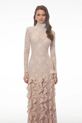 Vestido Estruturado com Gola Alta Suave e Detalhes Rendados