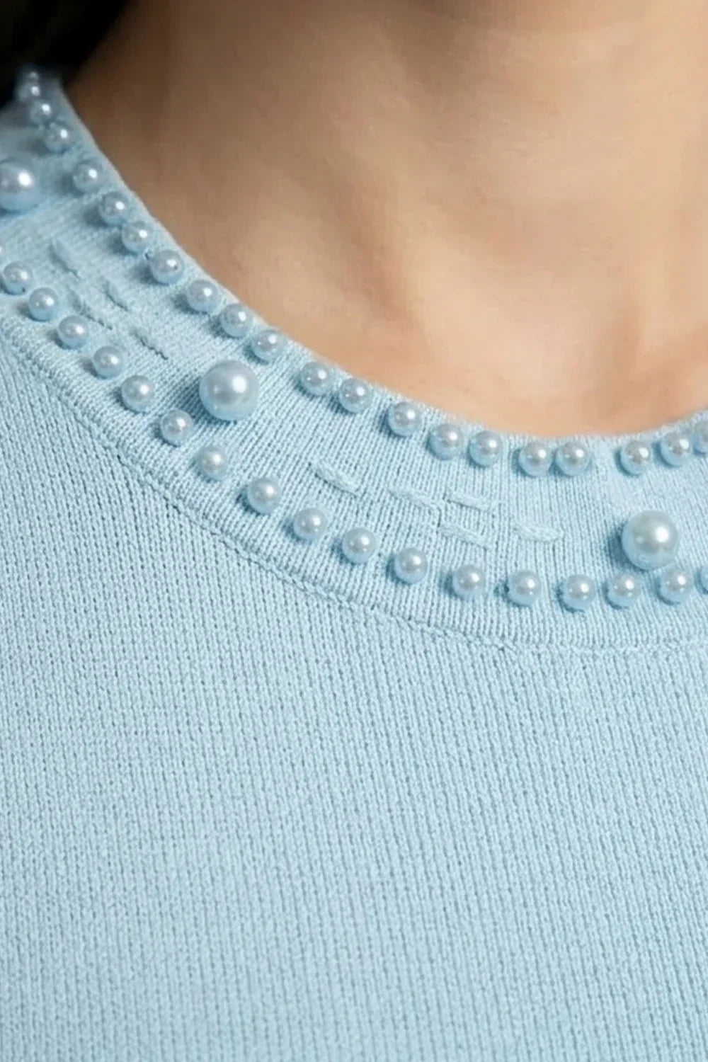 Vestido Midi em Tricô com Aplicações de Pérolas – Azul Serenity