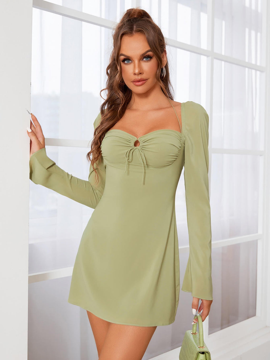 Pippa | Vestido Mini com Manga Longa e Decote Coração